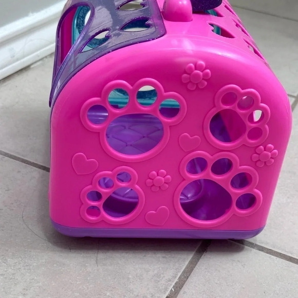 Disney Doc McStuffins Pet Rescue On-the-Go Vet Carrier Toy - Picture 4 of 6